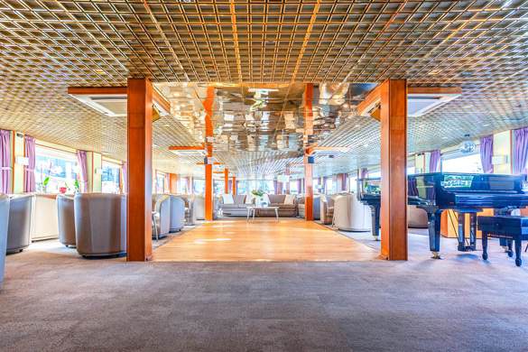 CroisiEurope MS La Belle de Cadix Lounge Bar with Dancefloor 5 ©Alberto Dastis.jpg